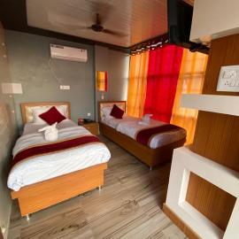Hotel KJS Inn, hotel en Bahāsi