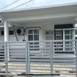 Homestay Taman Tiara Paka Bedroom-3 Aircond-3 Unify-Netflix Coway 8-Person, hotel in Paka