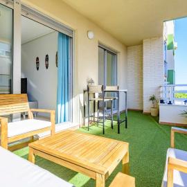 Apart. Port Arenal con terraza y piscina