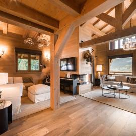 Luxury Megève Chalet, sleeps 8 with Mountain Views and Jacuzzi, ξενοδοχείο στη Megève