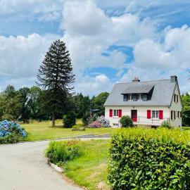 Maison au calme grand jardin privé aire de jeux Lac de Guerledan