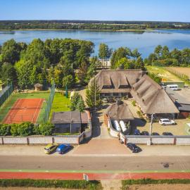 Dom Wypoczynkowy "Pod Strzechą" w Giewartowie, hotel di Giewartów