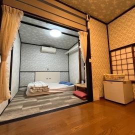 Lucky Hotel専用シャワルームとトイレ付き