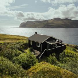 Cottage with stunning view of the sea and islands., hotel en Leynar