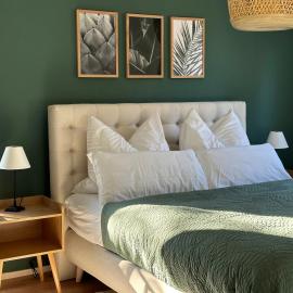Ferienwohnung-Parkplatz-Balkon-Küche-SmartTV-Waschtrockner