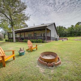 Cozy Checotah Retreat w/ Deck Near Eufaula Lake, hotel i Checotah