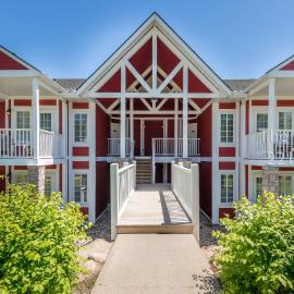 Country Club Charm - 4-Bed Radiant Resort Condo, hotel em Edgar