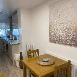 The Lions Den flat at the red lion public house., hotel a Newbridge