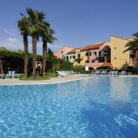 Residence i Cormorani、ロアーノのホテル