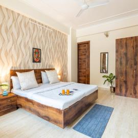 Homlee-Jumbo 1BHK-2AC-Kitchen-Lift-Parking-Tapovan, hotel v destinácii Rishīkesh