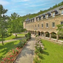LOGIS HOTEL L'HÔTEL DES BAINS - Salles-la-Source, מלון בSalles-la-Source