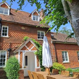 Holly Cottage, 2, Northbrook Park, Farnham-up to 6 adults, hotel in Farnham