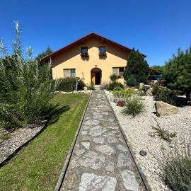 Ubytování U Luboše, hotel in Trhové Sviny