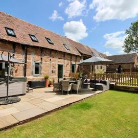 The Byre - Beautiful Contemporary Barn - Hot Tub, hotel in Bridgnorth