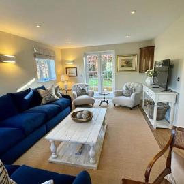 Northbrook Cottage, Farnham, up to 8 adults, hotel in Farnham