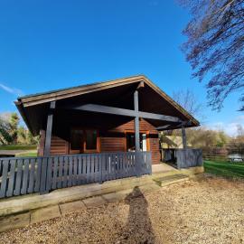 Kingfisher Lodge - Private Hot Tub - Infrared Sauna - Dog Friendly, Hotel in Warminster