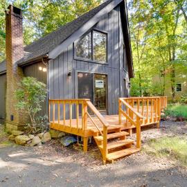 Community Beach Access: Modern Poconos Cabin!