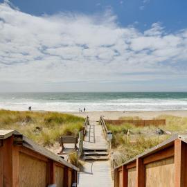 Oceanfront Watsonville Condo w/ Beach Access!, hotel a Watsonville