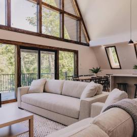 Emberwood Lodge - Luxury Cabin, Kid Friendly, хотел в Катскил