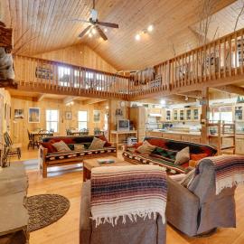 Pet-Friendly House w/ Deck: Near Crater Lake!, hotel en Fort Klamath
