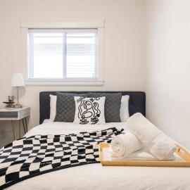 Si & Daniel Home Near YVR Airport & Skytrain Separate Entry Free Parking, hotel v destinácii Richmond