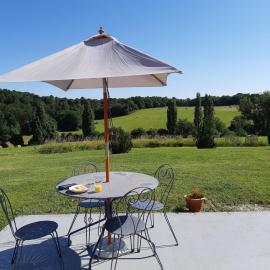 Hugo at Bassinaud, hotel u gradu Juignac