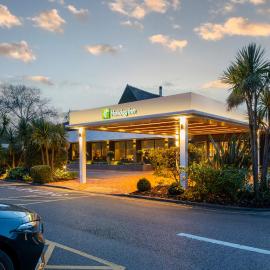 Holiday Inn Reading South M4 Jct 11 by IHG, хотел в Рединг