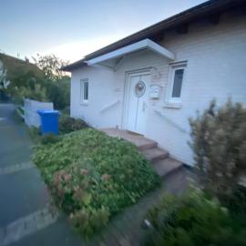 Es ist eine sehr schönes Haus mit 3 Zimmer Und Garten,Carports für 2 Autos: Raunheim şehrinde bir otel