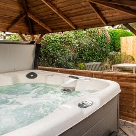 4 Bed Holiday Retreat with Hot Tub, Private Parking & Games Room near Matlock Peak District Fast Wi-Fi, hotel v destinácii Crich
