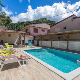 Heliconia - Appt avec piscine partagée، فندق في Saint-Pierre