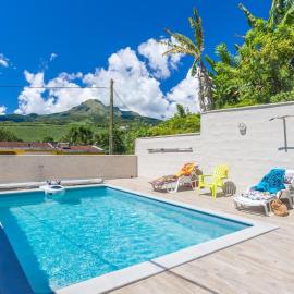 Alpinia - Appt avec piscine partagée، فندق في Saint-Pierre
