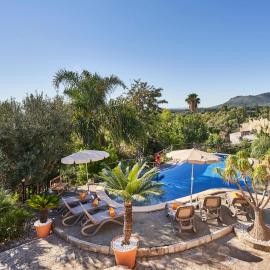 Quiet Villa in Buger with amazing pool, paddle court and nice garden, hotel en Búger