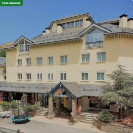 SKI & SNOW APARTMENTOS by TODOSIERRANEVADA - Plaza de Andalucia - Junto a los Telecabinas, ξενοδοχείο στη Σιέρρα Νεβάδα