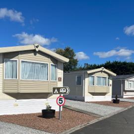 Red Deer Village Holiday Park - 3 Bedroom, Self-Catering Holiday Home, Hotel in Stepps