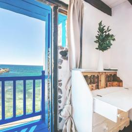Eco Fisherman's Seafront Cottage - Fantastic Views - Private Courtyard, hotel in Arrieta