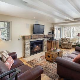 Fasching Haus Unit 8, Deluxe Condo w/ A/C, Private Deck, 2 Blocks to Downtown