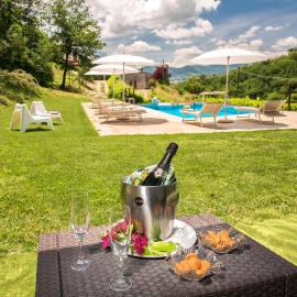 Borgo Canapegna - "La quercia d'oro" private pool in the heart of Le Marche, hotel a Fabriano