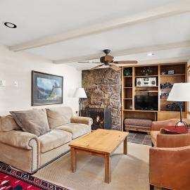 Silverglo Condominiums Unit 105, Cozy Condo Walking Distance to Town with Access to a Pool