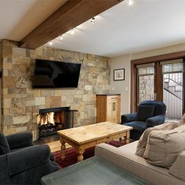 Fasching Haus Unit 12, Lower Level Deluxe Condo w/ Open Living Area & Gas Fireplace, hotel sa Aspen