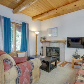 Charming Amalia Retreat w/ Fireplace & Grill!, хотел в Amalia
