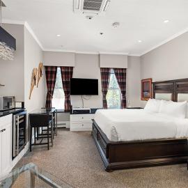 Independence Square 302, Top Floor Stylish Hotel Room with Wet Bar, A/C, in Downtown Aspen, hotel en Aspen