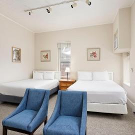 Independence Square 213, Spacious Hotel Room with 2 Queen Beds, Wet Bar, and Sitting Area, hotel v destinácii Aspen