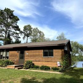 Cozy Cabin on Rangeline Lake, hotel sa Three Lakes