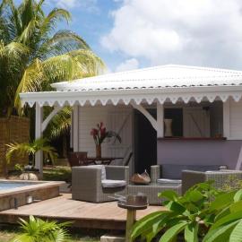 Bungalow, 200m de la plage, piscine, hotel in Sainte-Luce