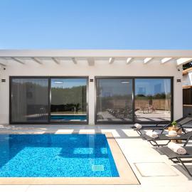Oresteia Exclusive Villa, a Sublime Retreat, By ThinkVilla, hotel in Tragaki