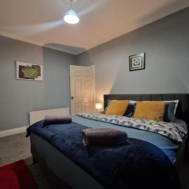 Apartment - Sleeps 4 - Parking - WiFi