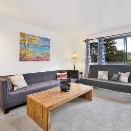 Bear Meadow Woods Condo- Walk to Ski Lifts & Golf, hotel a Big Bear Lake