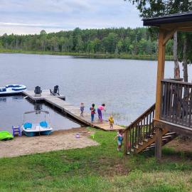 Bancroft में, होटल BowLakeHouse - Lakefront Cottage with Beach
