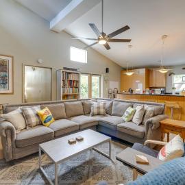 House w/ Hot Tub & Deck - Walk to Seaside Beach!, hotel a Seaside