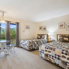 Cedarbrook Hotel Room w/2 doubles 101, hotel sa Killington